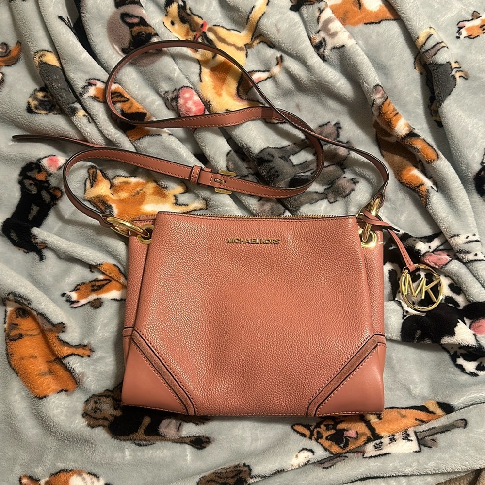 Beautiful pink Michael Kits crossbody bad! 💕🛍️